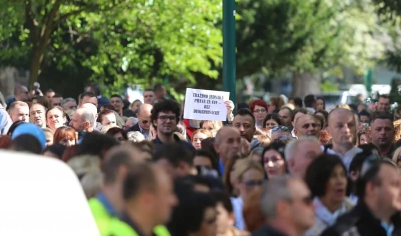 Vlada FBiH radnicima dala mrvice, poslodavcima olakšice, a ključni zakon zaključala u ladicu