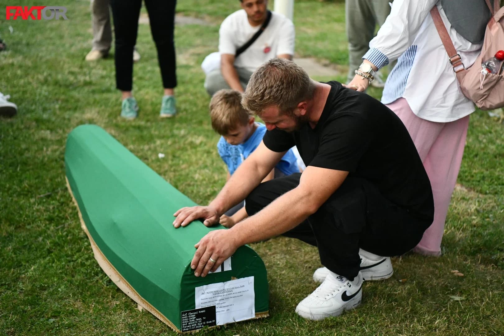 Tabuti 10 žrtava genocida izneseni na Musalu Memorijalnog centra Potočari