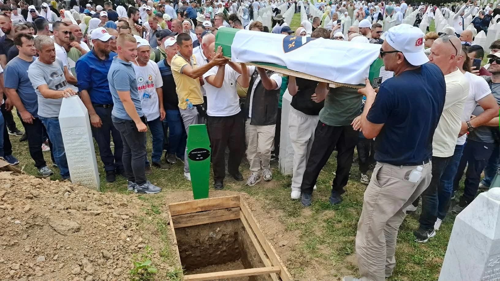 Dženaza i komemoracija u Potočarima: "Nema oružja koje će ubiti jedan narod. Moja kćerka je rodila tri sina"