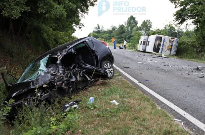 Više povrijeđenih u sudaru autobusa i automobila u Kamičanima kod Prijedora