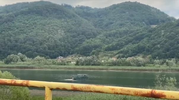 Muškarac koji je sa splava puštao pjesmu "Da Bog da se Srebrenica ponovila" prekršajno sankcionisan