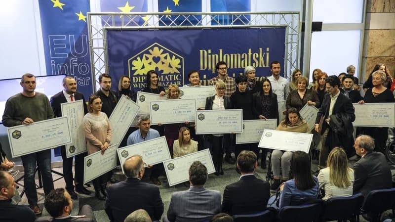 Diplomatski bazar: Uručene donacije