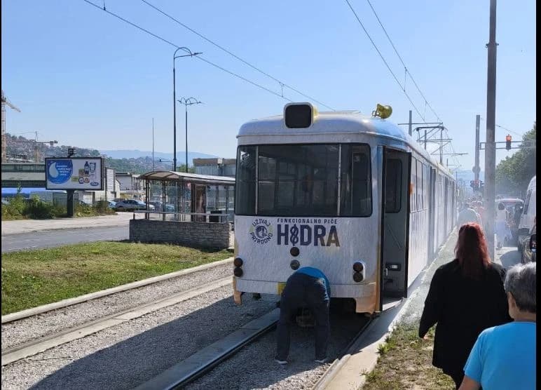 Iz tramvaja u Nedžarićima odjednom počeo kuljati dim, saobraćaj usporen, građani pozivaju na bojkot starih vozila