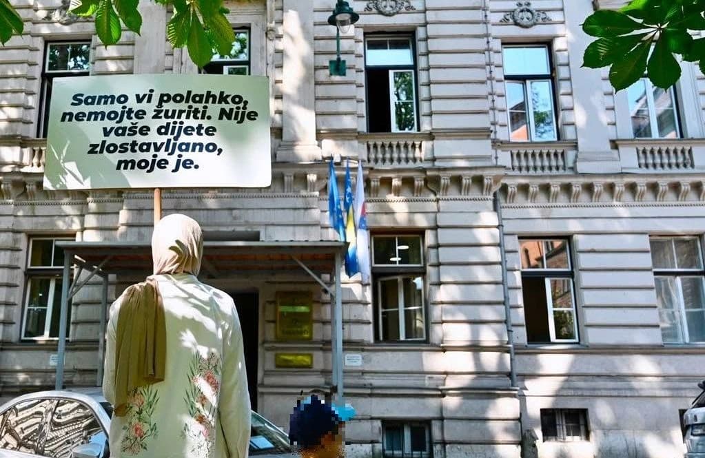 Roditelji dječaka nakon zlostavljanja u vrtiću došli s njim pred Vladu KS: Sad mu vi objasnite što se zataškava