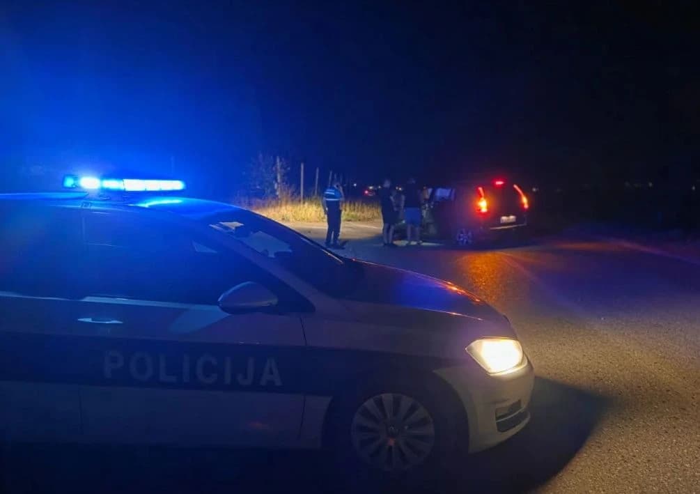 Nakon sudara izletio skroz desno pa lijevo i završio u betonskom stubu: Četvero povrijeđenih u udesu u Blagaju