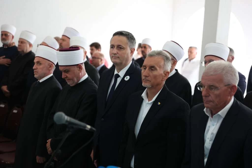 Odavanje počasti u Kozarcu