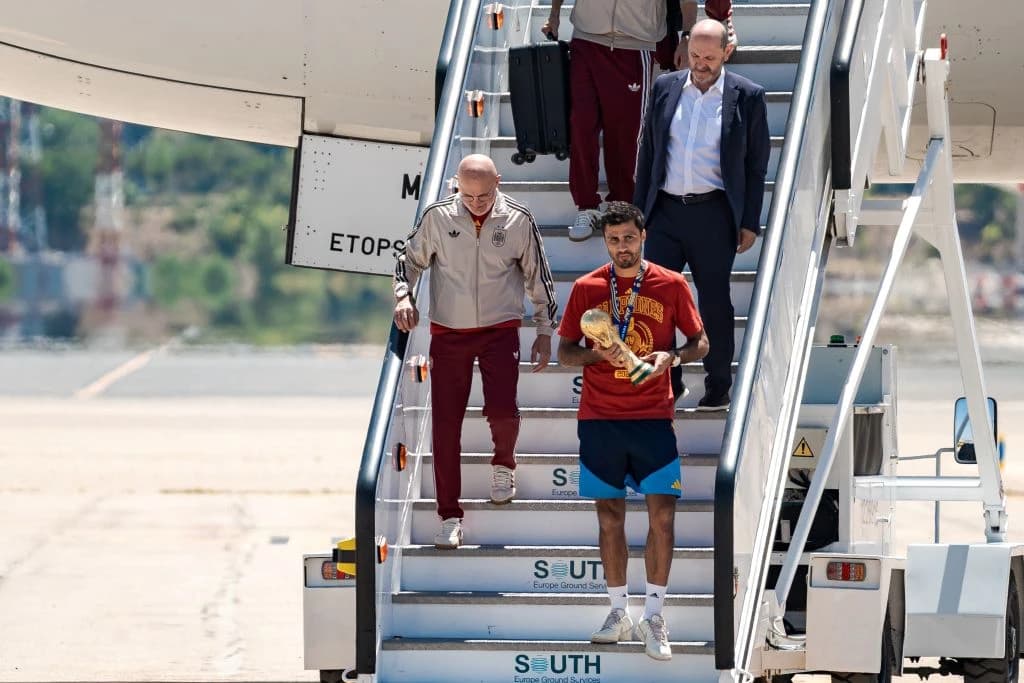 Španci sa peharom stigli kući