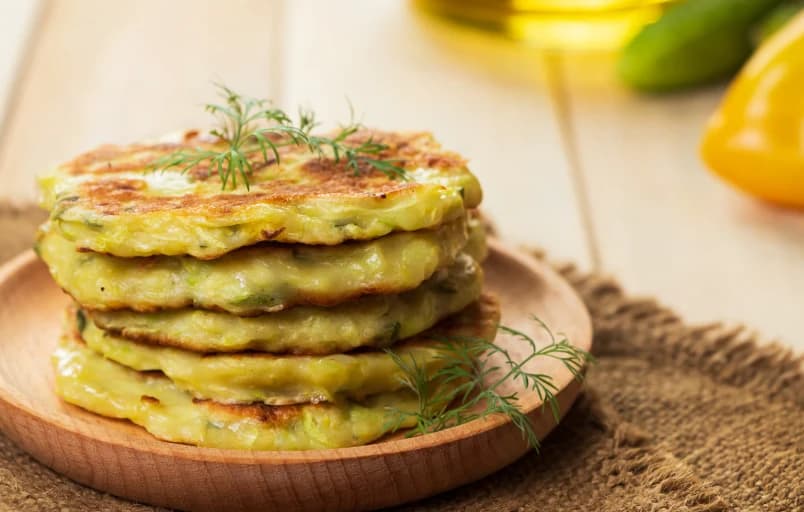 Grčke pljeskavice od tikvica i fete idealan su ljetni obrok: Hrskave izvana, mekane iznutra
