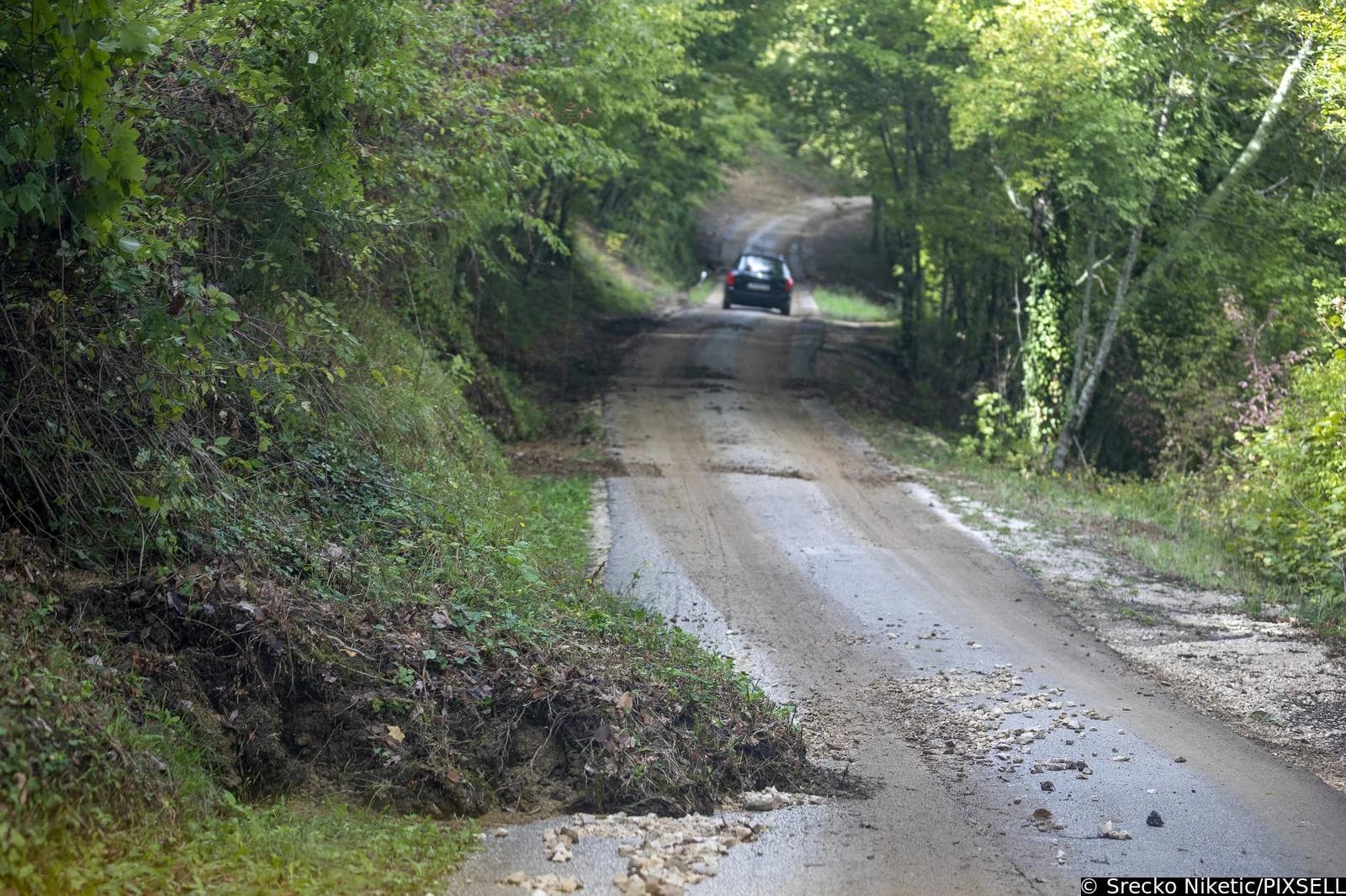 Vozači, oprez: Danas zbog kiše i grada mogući odroni na putu