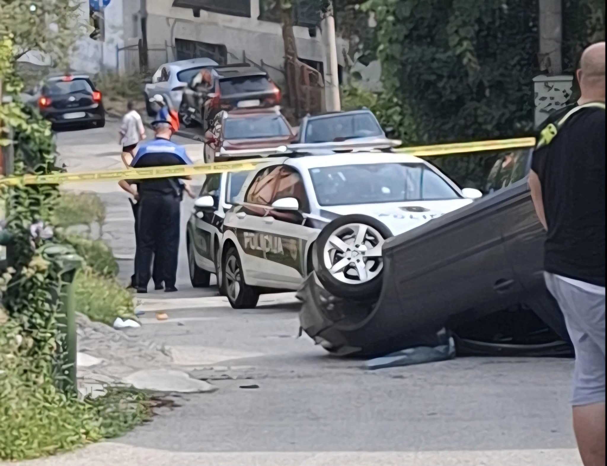 Saobraćajna nesreća u Sarajevu: Vozilo završilo na krovu, povrijeđena osoba prebačena u KCUS