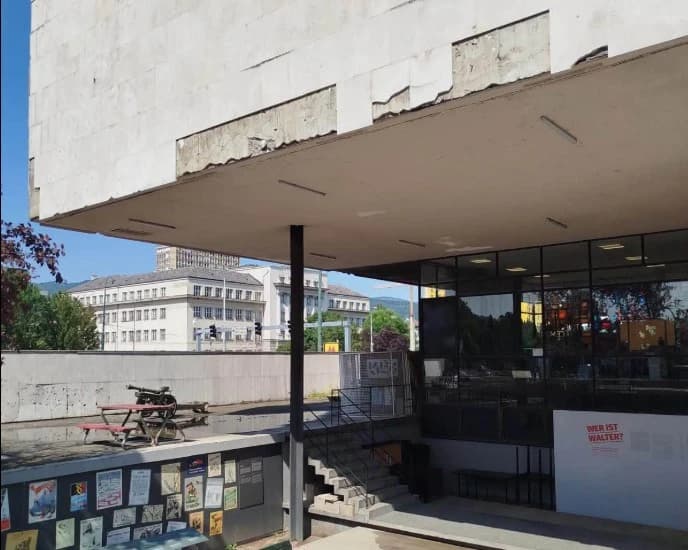 Sa Historijskog muzeja BiH pala fasada, pukom srećom izbjegnuta tragedija