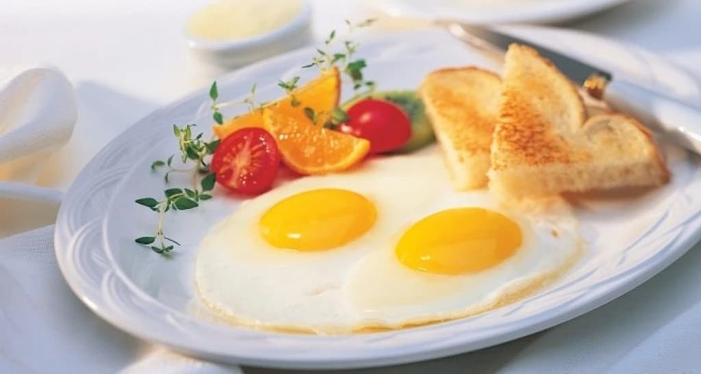 Mnogi se ovako ponašaju ujutro, a nisu svjesni da takvim postupkom lijepe salo za stomak i uzrokuju skakanje šećera