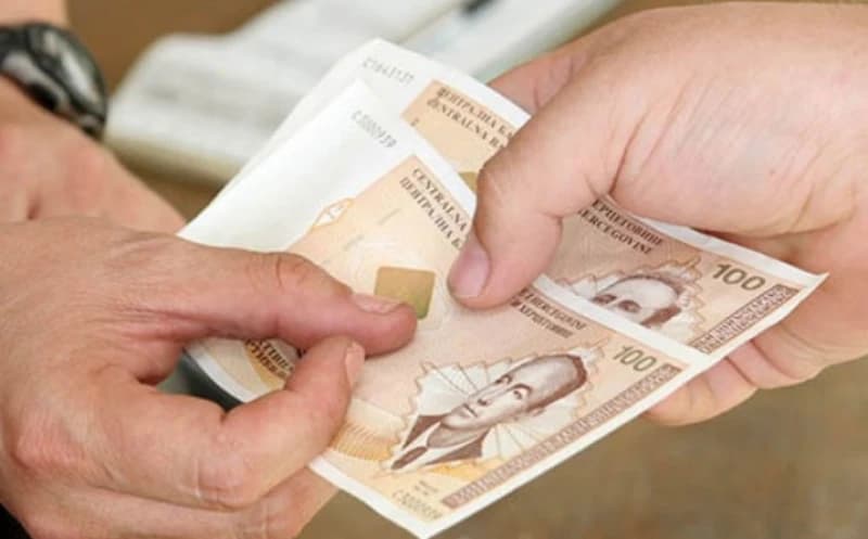 Premijer i ministri povećali sebi plaće za 600 KM