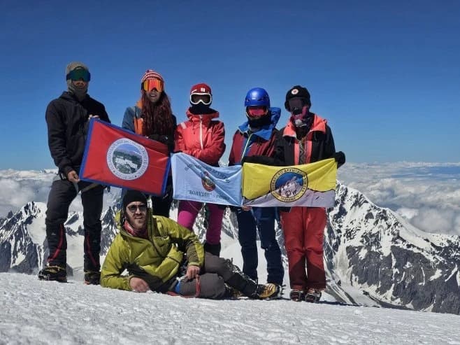Hercegovački planinari opisali uspon na Elbrus i susret sa kolegama iz Zenice: "Prijatna riječ zemljaka..."