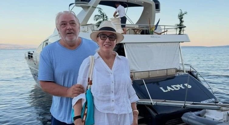 Lepa Brena i suprug krstare Jadranom na jahti koja izgleda poput luksuznog apartmana