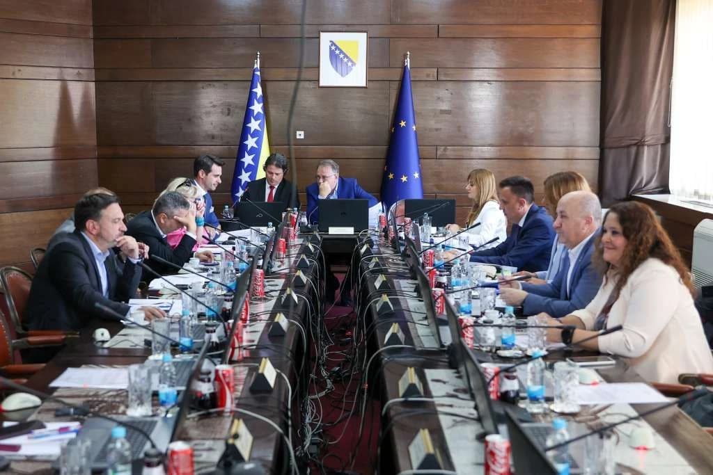 Vječiti vršioci dužnosti po želji Vlade: Kako je privremeno "v. d." stanje postalo trajna dijagnoza Federacije BiH
