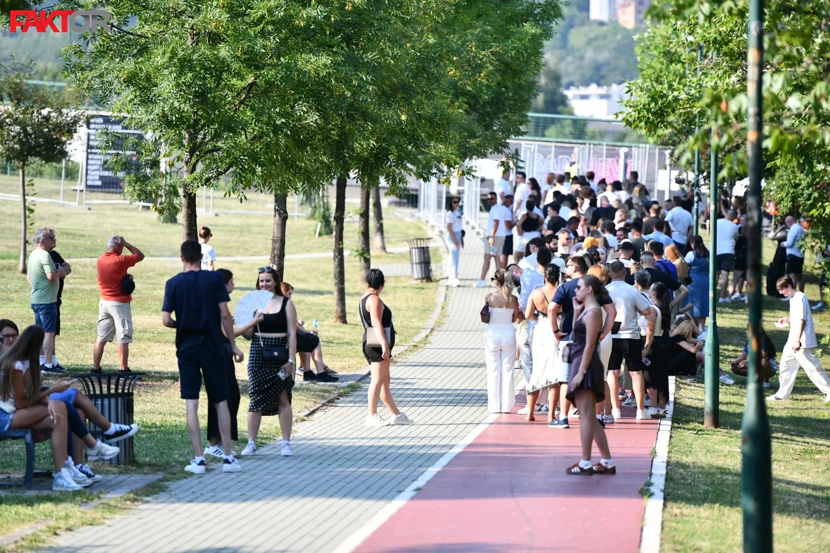 Uoči Merlinovog koncerta: Svi putevi vode na Koševo, fanovi okupirali prostor kod stadiona, gužve na prilazima gradu