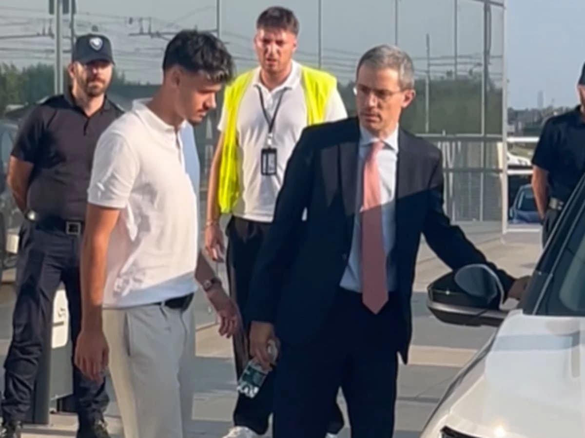 Kerim Alajbegović u društvu Miralema Pjanića stigao u Torino, dočekan je kao svjetska zvijezda!