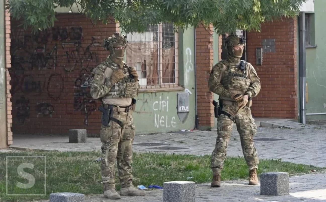 Specijalci MUP-a KS opkolili zgradu na Dobrinji, asistiraju policiji iz Istočnog Sarajeva