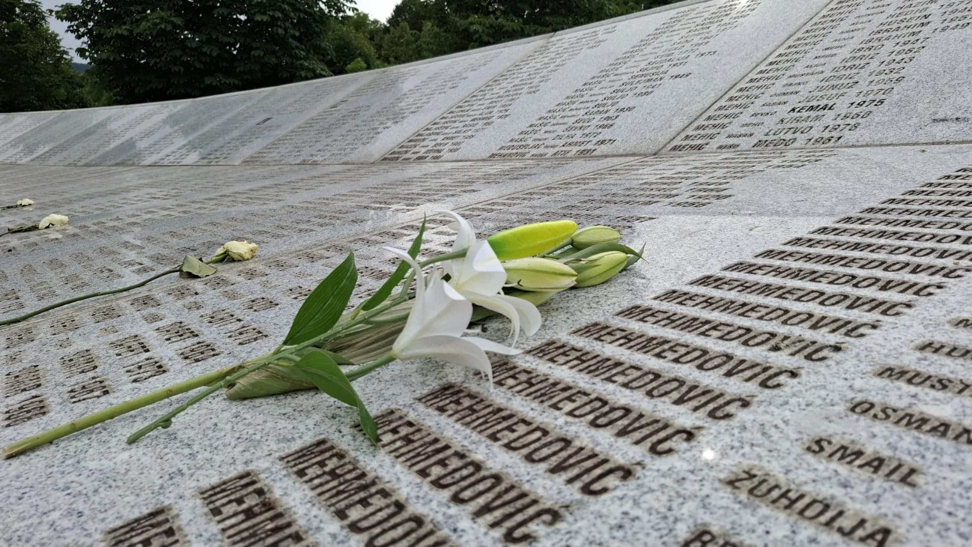 Zastupnici Trojke traže poseban status za Memorijalni centar Srebrenica – Potočari