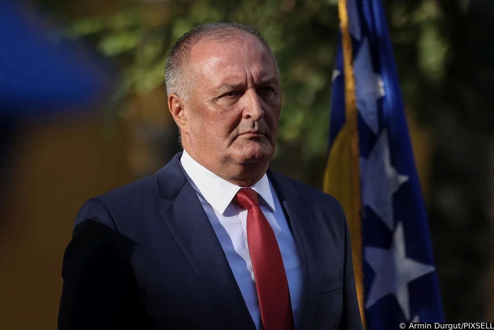 Zukan Helez putovao službeno, gledao Zmajeve, a račune plaćali građani?