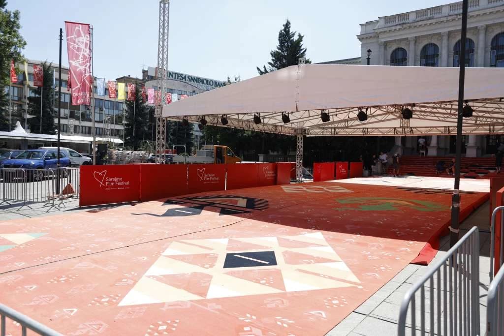 Ispred Narodnog pozorišta postavljen crveni tepih uoči skorog otvaranja Sarajevo Film Festivala