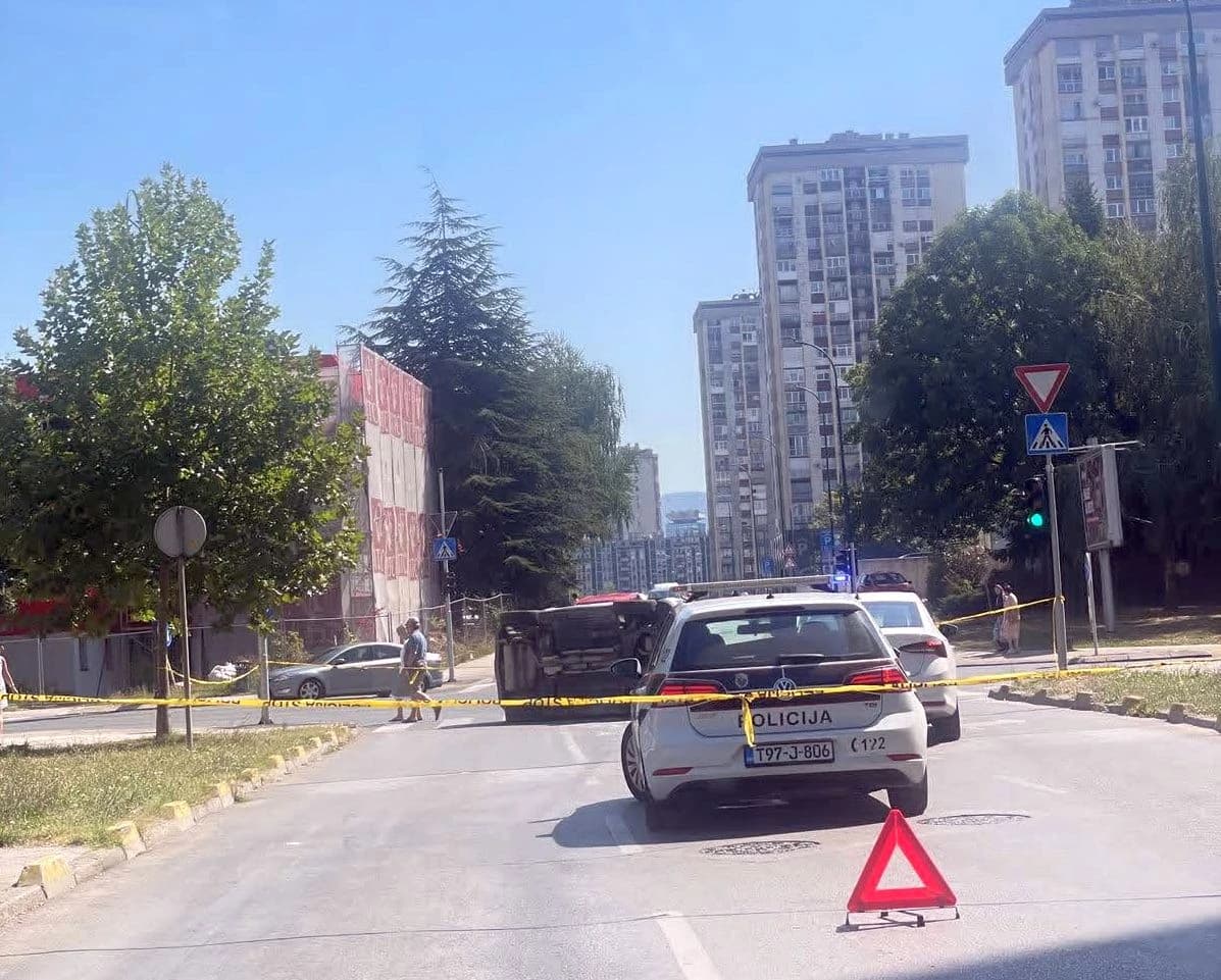 Saobraćajna nesreća kod zgrade Hitne pomoći u Sarajevu, jedno vozilo se prevrnulo