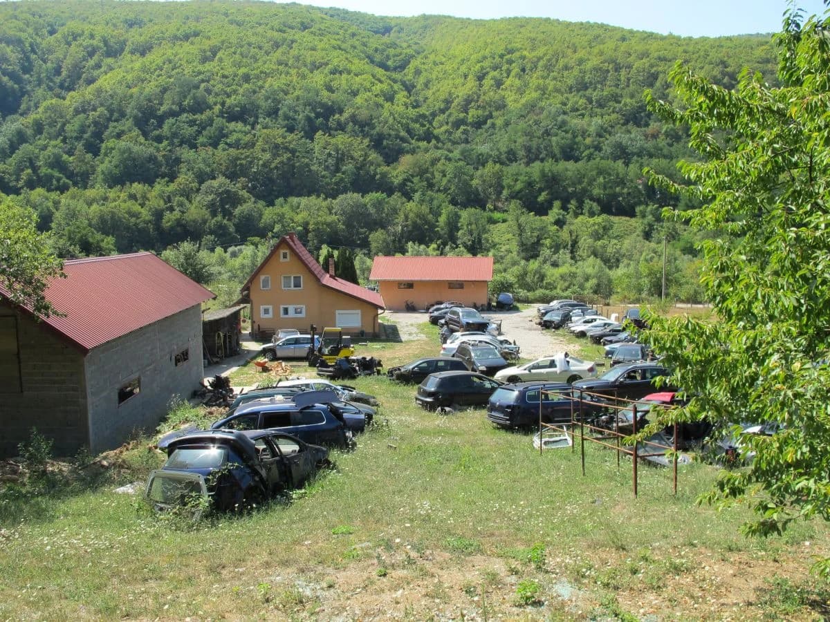 Pretresi u Foči: Oduzeto 11 vozila i tablice Velike Britanije, uhapšen državljanin BiH i Srbije
