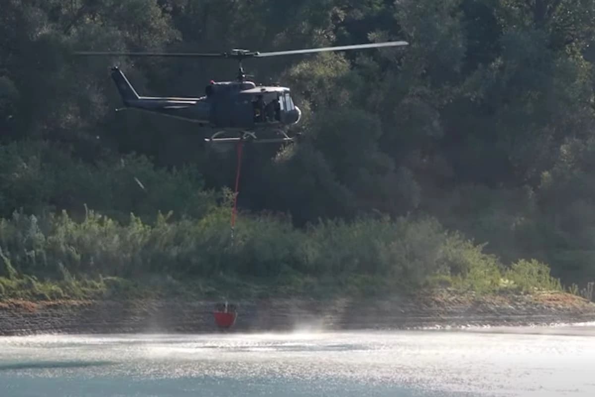 Helikopter OSBiH pomaže u gašenju požara