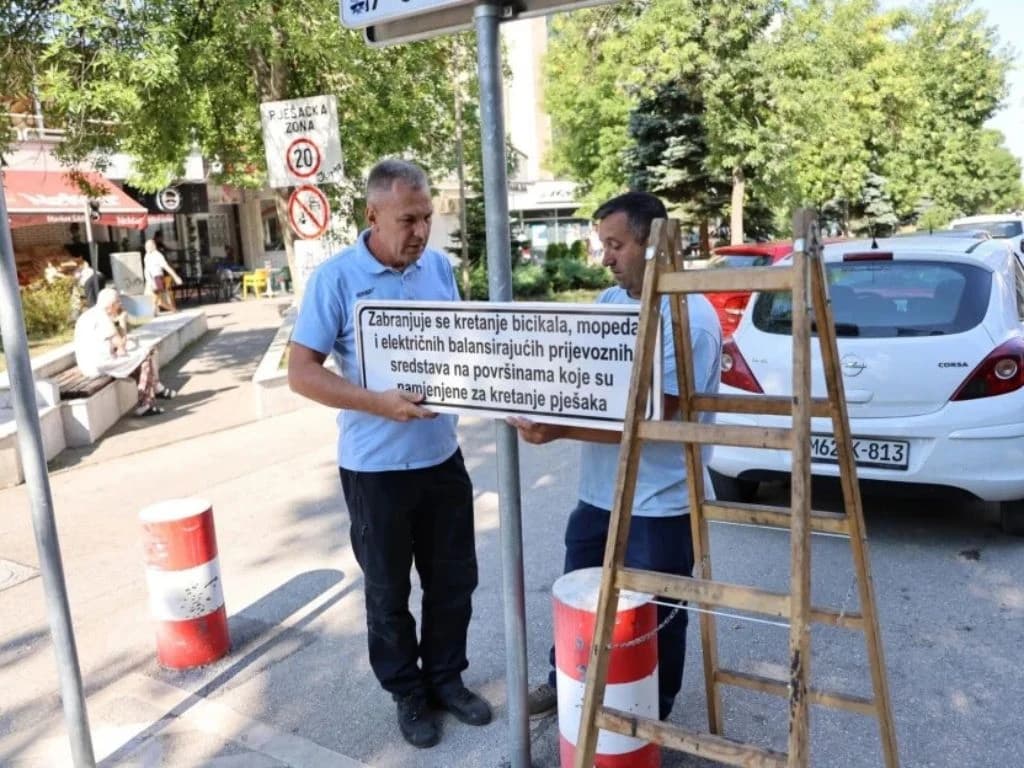 Na Dobrinji postavljene table zabrane i signalizacija za vozače romobila