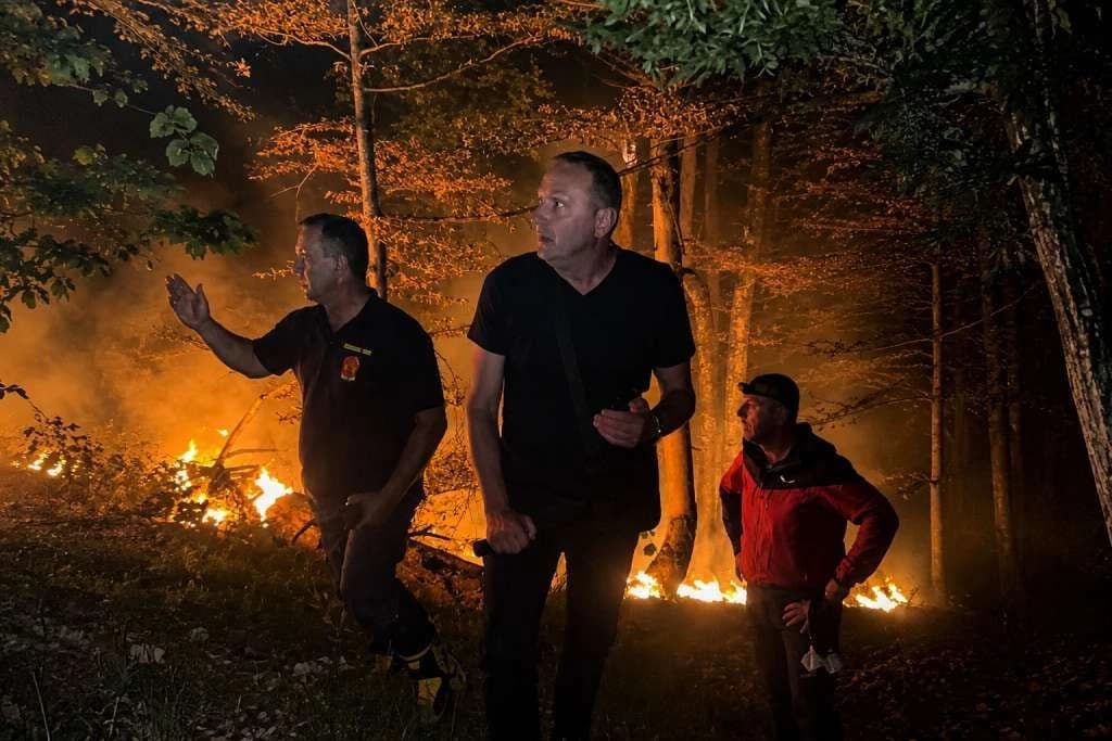 Premijer USK na požarištu na Plješevici: Čeka se odluka OSBiH o helikopteru, procjenjuje se kao pristupiti gašenju