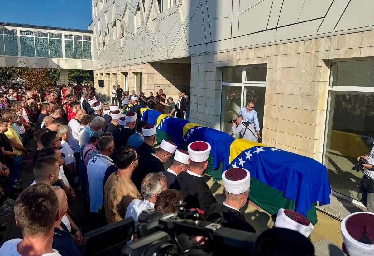 Veliki broj građana ispred Čaršijske džamije: Klanjana dženaza planinarima stradalim na Elbrusu