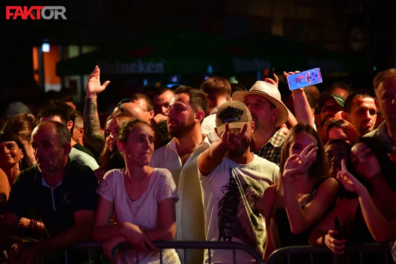 Počeo je veliki party ispred Vječne vatre, publika iščekuje zvijezdu večeri DJ Solomuna