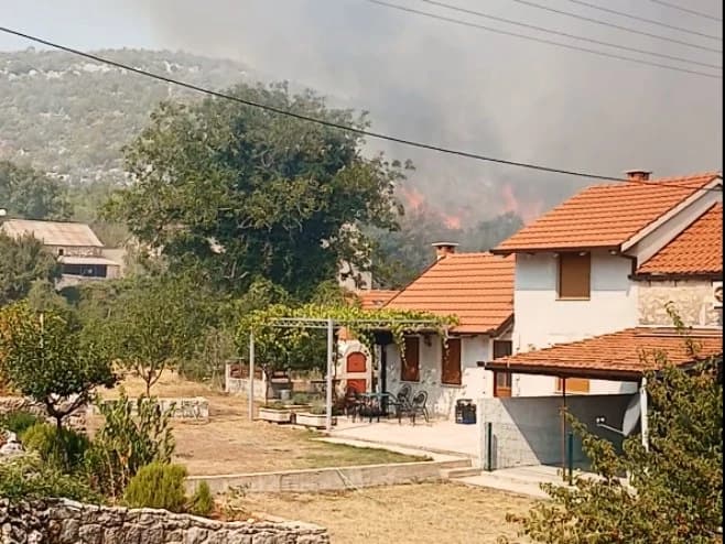 Kod Trebinja gori na više lokacija: Mještani gase vatru, na terenu i helikopter