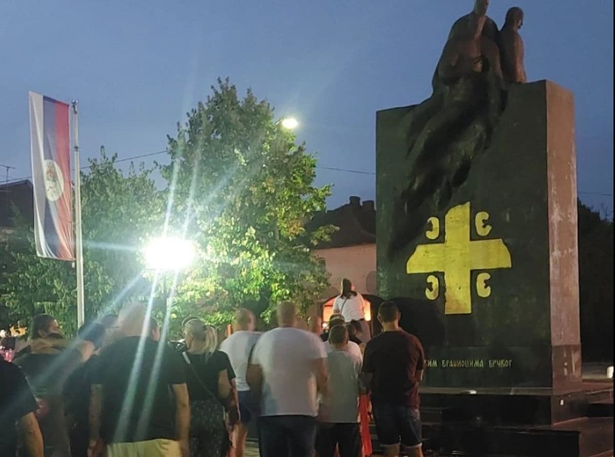 Srbi u Brčkom palili svijeće u čast zločinca Mladića: "Imao se rašta i roditi"
