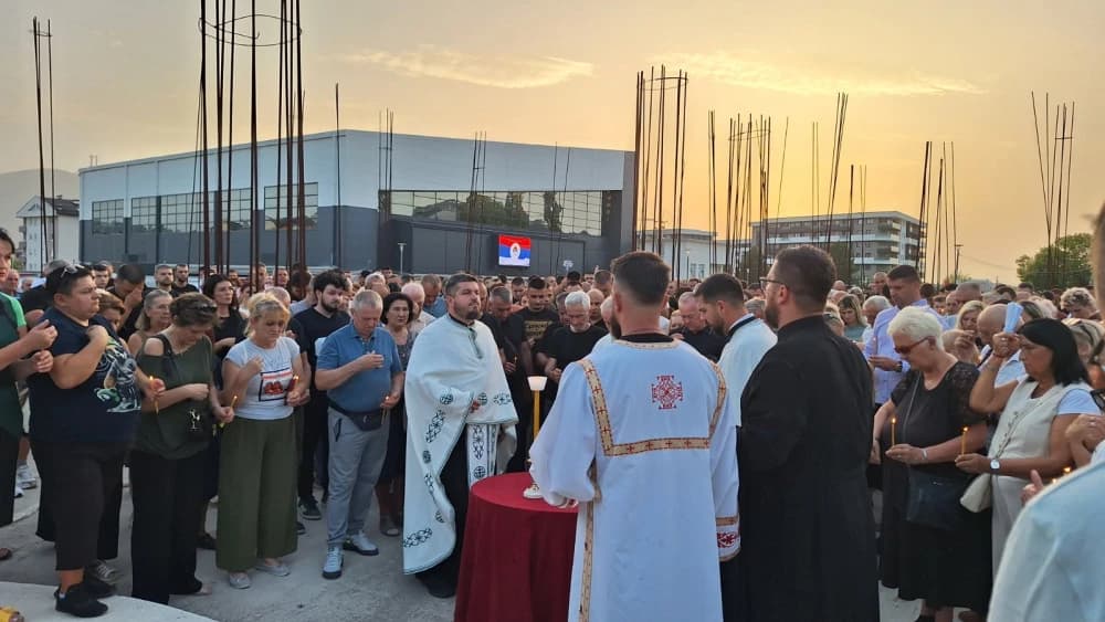 U Lukavici pomen i bakljada u čast ratnog zločinca Mladića