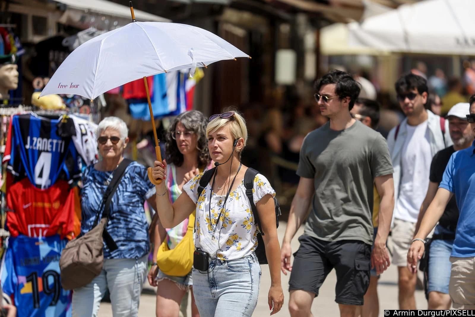 Pretežno sunčano prije podne, od sredine dana očekuju se lokalni pljuskovi i grmljavina
