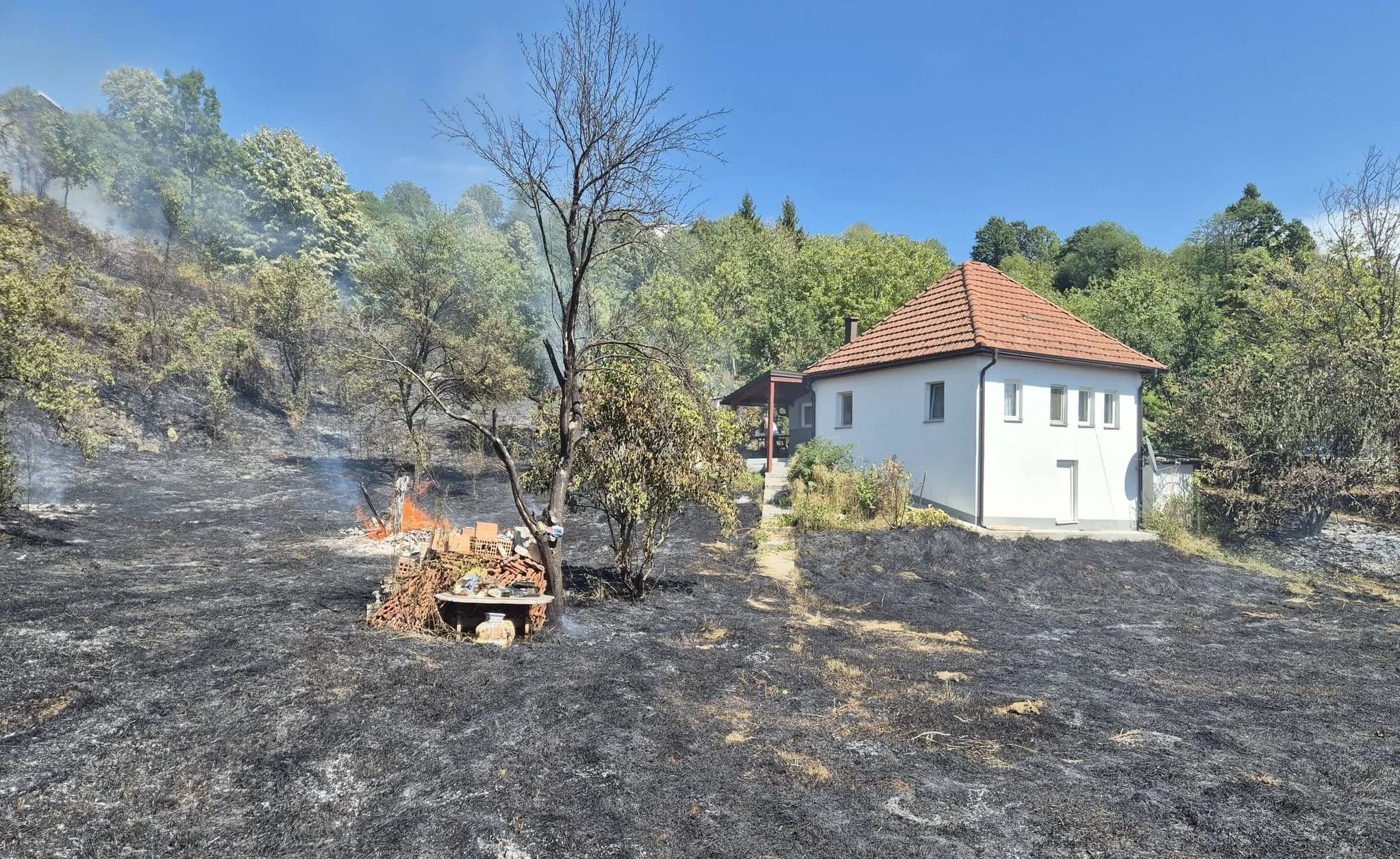 Požar na području Srebrenika: Vatra zahvatila voćnjake i dio mezarja, vatrogascima u gašenju pomogli i mještani