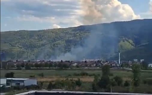 Požar u Hrasničkom polju: Gori trava i nisko rastinje, vatrogasci na terenu