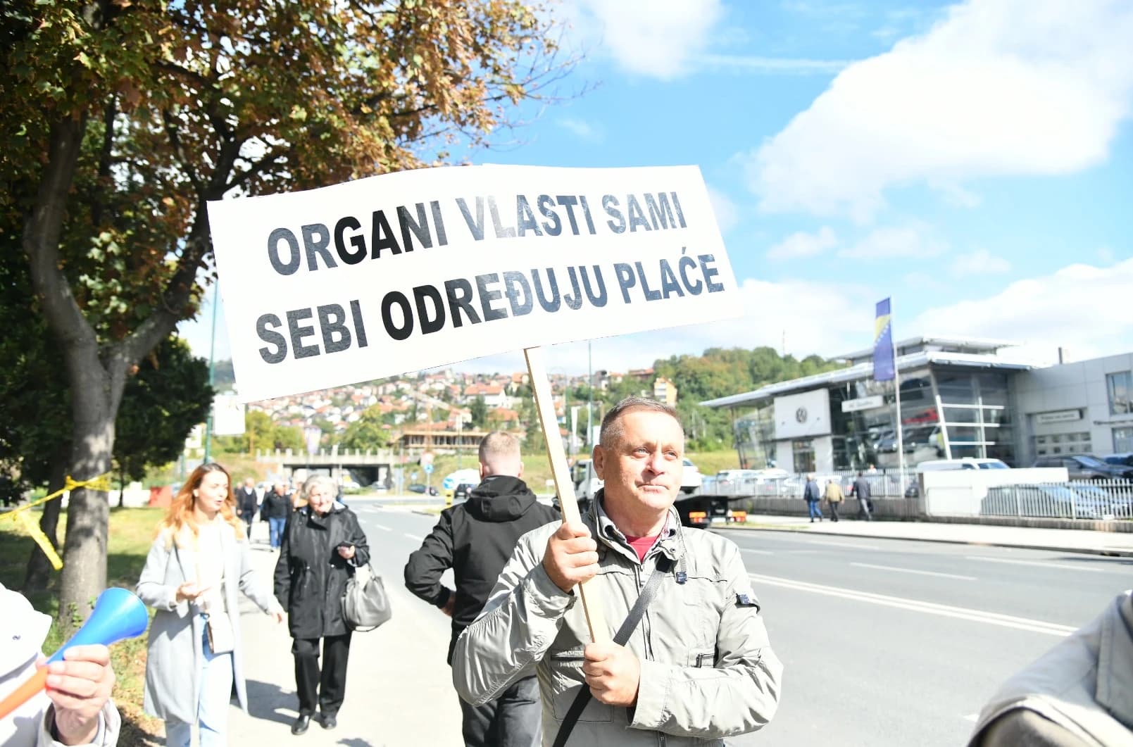 Parlamentarci primaju plaće i druge naknade i kad ne rade, samo su "oštećeni" za topli obrok kad su na godišnjem