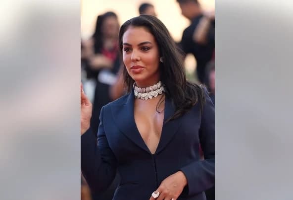 Georgina Rodriguez u Veneciji plijenila poglede u pripijenoj tamnoplavoj kombinaciji