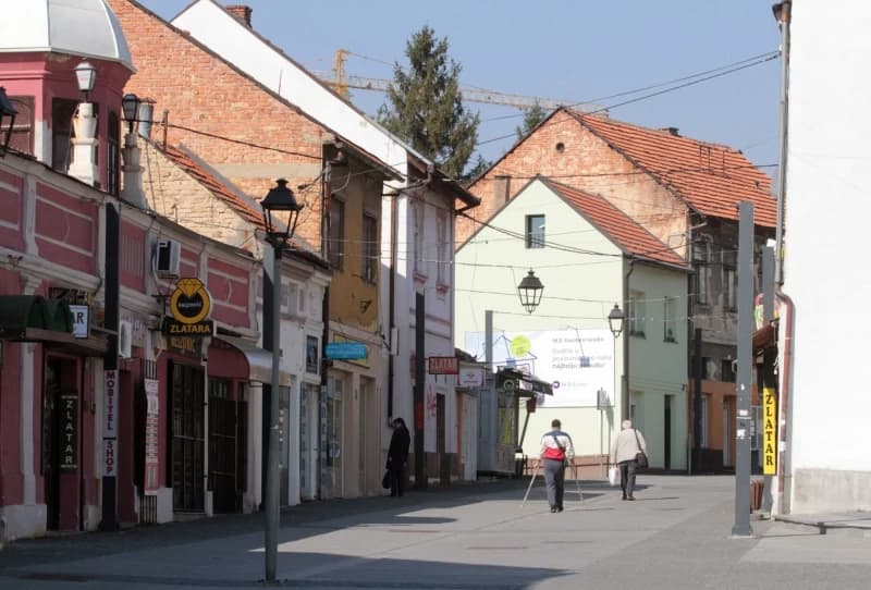 Tuzla: Građani se uglavnom pridržavaju uputa da smanje kretanje, zatvorene brojne radnje