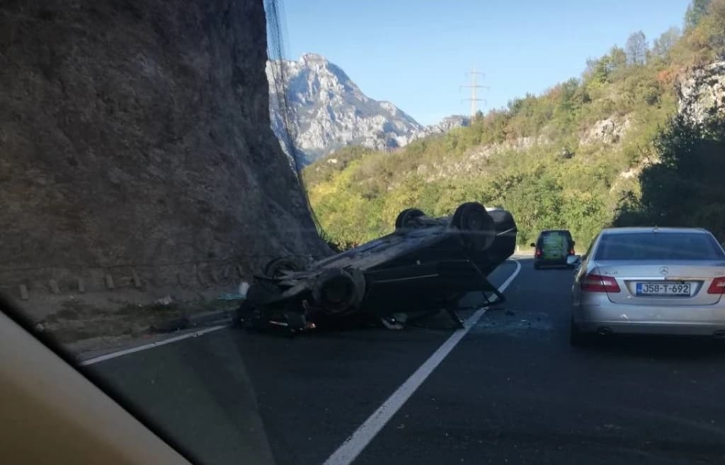 Prevrnuo se automobil, povrijeđena jedna osoba