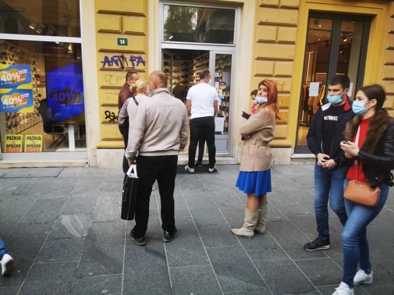 Redovi ispred prodavnica