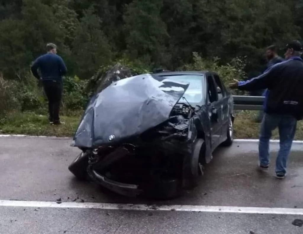 "BMW" udario u betonski zid, vozač teško povrijeđen