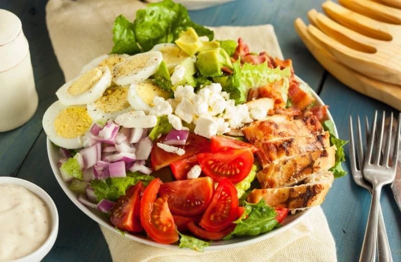 Keto salata s piletinom, sirom i jajima za sve koji izbjegavaju ugljikohidrate