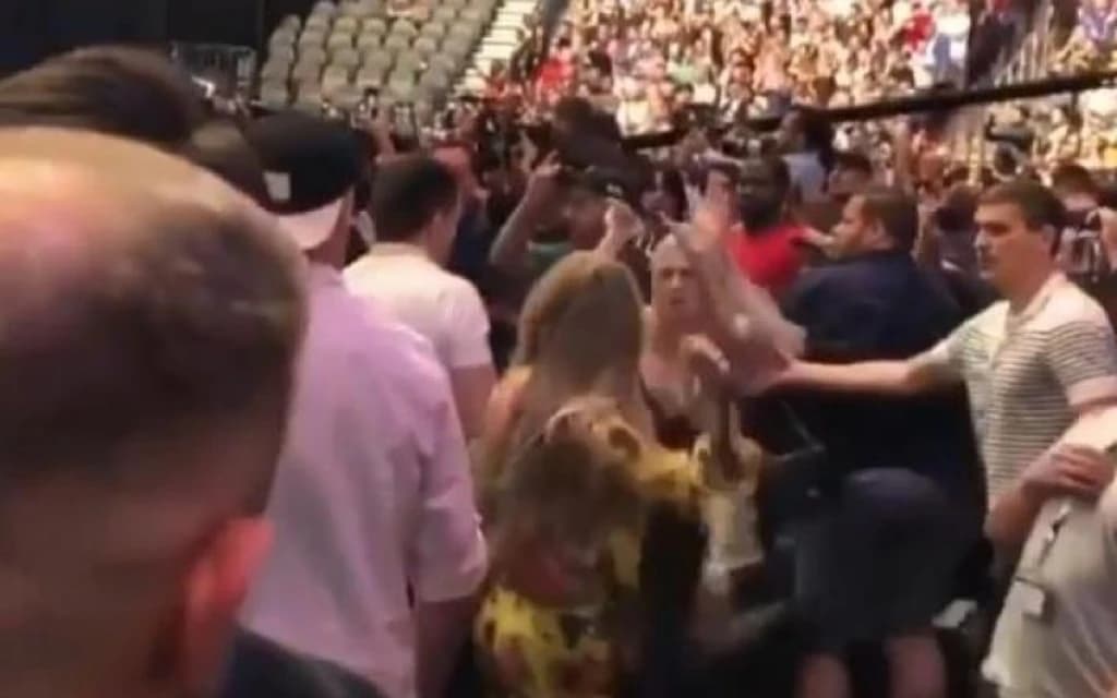 Obračun žena nakon borbe za titulu UFC-a u lakoj kategoriji