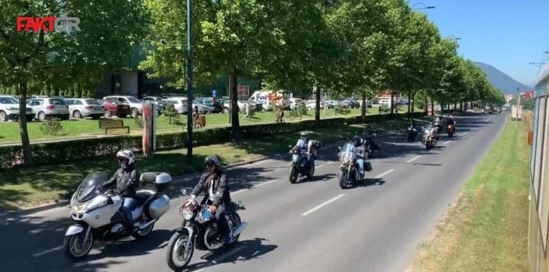 Vožnja za žrtve genocida: Motoristi razvili "Cvijet Srebrenice" u Sarajevu i uputili se za Potočare