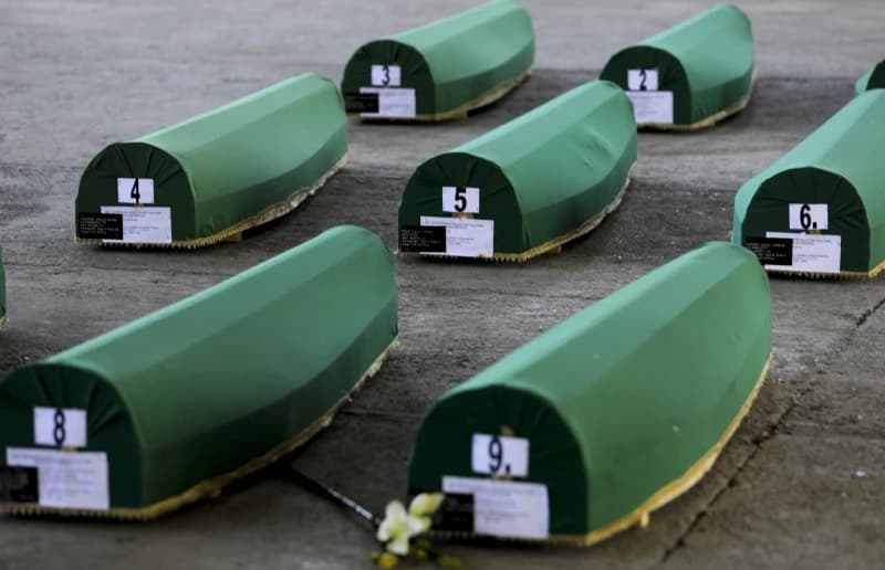Zeleni tabuti u hali Fabrike akumulatora svjedoče o genocidu iz jula 1995.