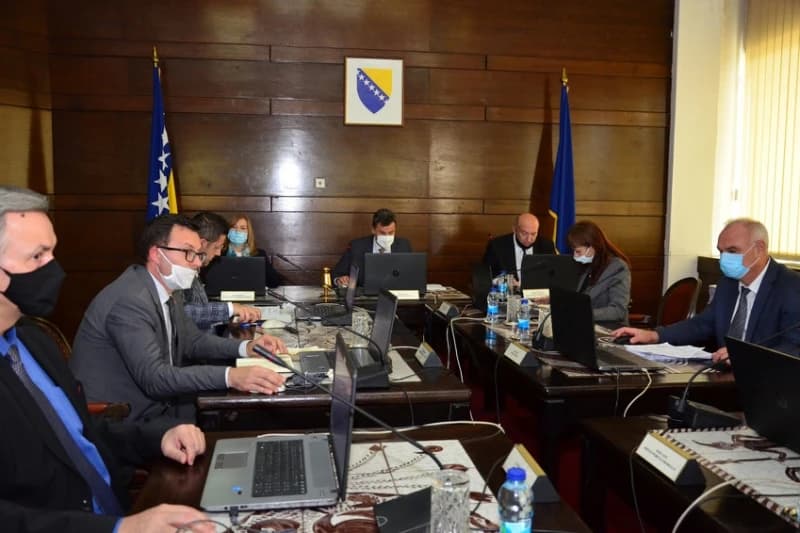 Dok građane šalju u izolaciju, premijerovim saradnicima preporuka - perite ruke?! Mogu i u kafanu